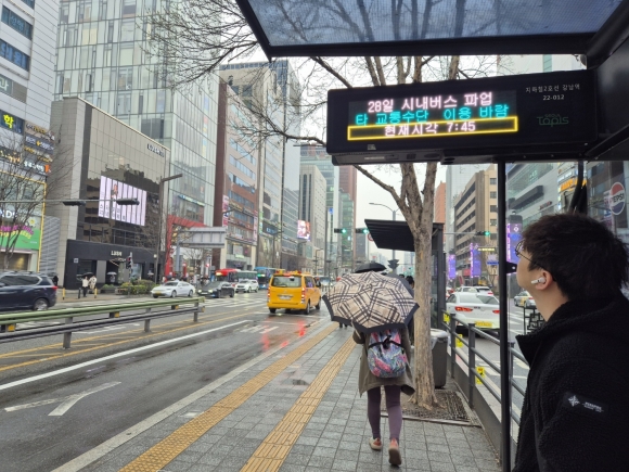 28일 서울 강남구 강남역 인근 버스 정거장 안내판에 시내버스 파업을 알리는 문구가 떠 있다.