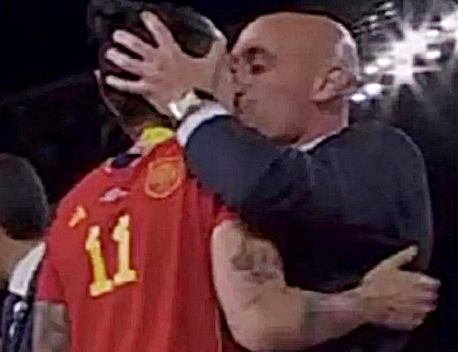 시상식에서 여자 축구 선수에게 강제로 키스하는 스페인축구협회장 루이스 루비알레스. rtve 방송화면 캡처