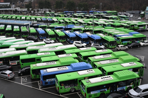 서울 시내버스 노조가 첫 차부터 파업에 돌입한 28일 오전 서울 양천공영차고지에 버스들이 주차되어 있다. 2024.3.28. 도준석 전문기자