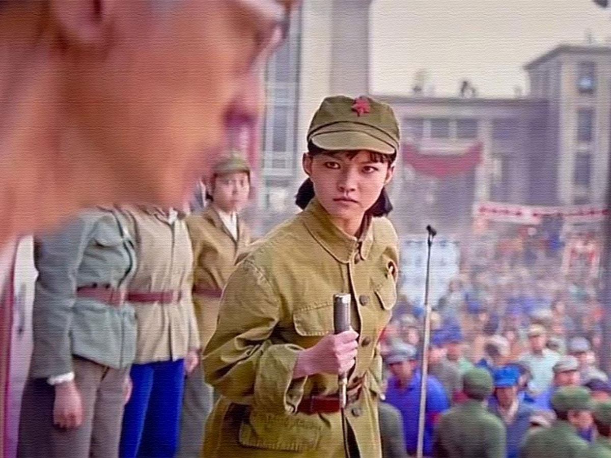 문화대혁명 당시 지식인과 예술가 등을 반동분자로 몰아붙이며 비판하던 중국 홍위병의 모습. ‘삼체’ 캡처