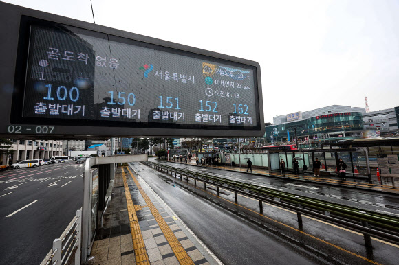 서울 시내버스 총파업이 시작된 28일 오전 중구 서울역 인근 버스 정류장 안내판에 곧 ‘도착 없음’과 ‘출발 대기 중’이라는 문구가 떠 있다. 2024.3.28 연합뉴스