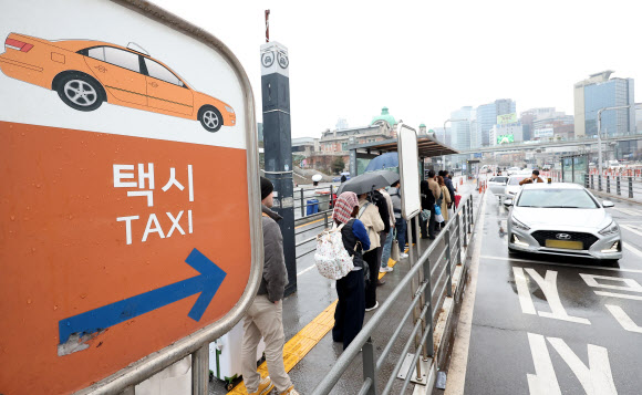 서울 시내버스 총파업이 시작된 28일 오전 중구 서울역 인근 택시 정류장에 택시를 타려는 승객들이 줄을 서고 있다. 2024.3.28 연합뉴스