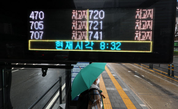 서울 시내버스 총파업이 시작된 28일 오전 서울 종로의 한 버스 정류장 안내판에 버스 위치가 차고지로 표시돼 있다. 2024.3.28 연합뉴스