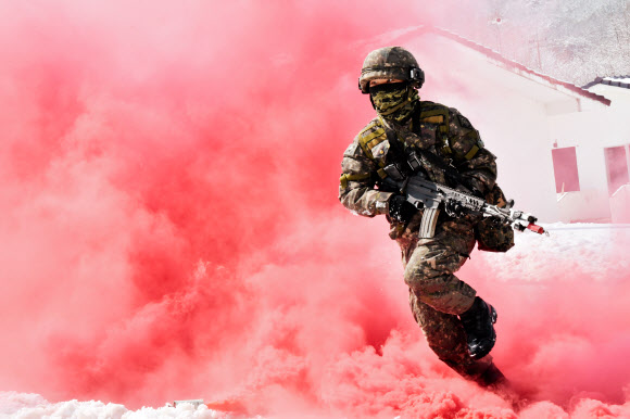 육군 제25보병사단 해룡여단이 지난 19일부터 10일간 강원도 인제 육군과학화전투훈련단에서 KCTC 훈련에 참가한 미 해병대와 한미 연합 KCTC 훈련을 실시했다고 28일 밝혔다. 사진은 해룡여단전투단 장병이 도시지역훈련장에서 주요목표 및 건물 확보를 위해 기동하는 모습. 2024.3.28. 육군 제공