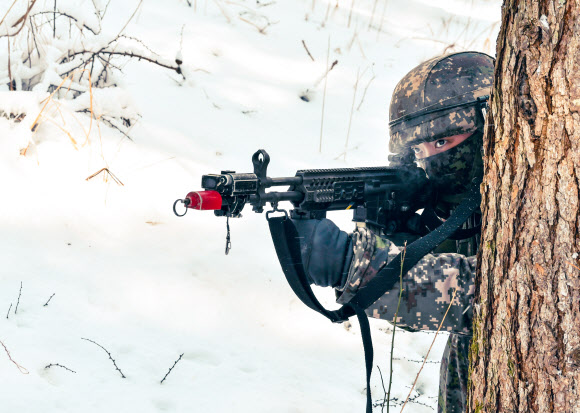 육군 제25보병사단 해룡여단이 지난 19일부터 10일간 강원도 인제 육군과학화전투훈련단에서 KCTC 훈련에 참가한 미 해병대와 한미 연합 KCTC 훈련을 실시했다고 28일 밝혔다. 사진은 해룡여단전투단 장병이 전문대항군연대와 교전하는 모습. 2024.3.28. 육군 제공.