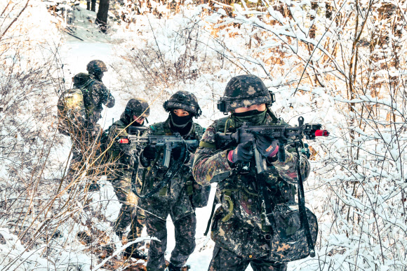 육군 제25보병사단 해룡여단이 지난 19일부터 10일간 강원도 인제 육군과학화전투훈련단에서 KCTC 훈련에 참가한 미 해병대와 한미 연합 KCTC 훈련을 실시했다고 28일 밝혔다. 사진은 해룡여단전투단 장병이 전문대항군연대와 교전하는 모습. 2024.3.28. 육군 제공