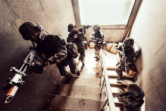 육군 제25보병사단 해룡여단이 지난 19일부터 10일간 강원도 인제 육군과학화전투훈련단에서 KCTC 훈련에 참가한 미 해병대와 한미 연합 KCTC 훈련을 실시했다고 28일 밝혔다. 사진은 해룡여단전투단 장병이 도시지역훈련장에서 주요목표 및 건물 확보를 위해 기동하는 모습. 2024.3.28. 육군 제공