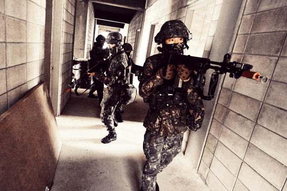 육군 제25보병사단 해룡여단이 지난 19일부터 10일간 강원도 인제 육군과학화전투훈련단에서 KCTC 훈련에 참가한 미 해병대와 한미 연합 KCTC 훈련을 실시했다고 28일 밝혔다. 사진은 해룡여단전투단 장병이 도시지역훈련장에서 주요목표 및 건물 확보를 위해 기동하는 모습. 2024.3.28. 육군 제공