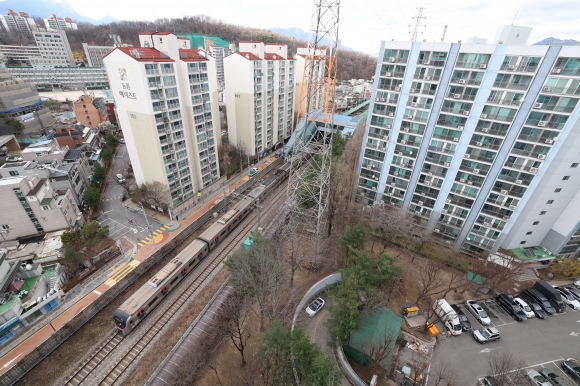 서울 노원구 월계역 지하철 지상부 구간에서 아파트 사이로 열차가 지나가고 있다.<br>노원구 제공