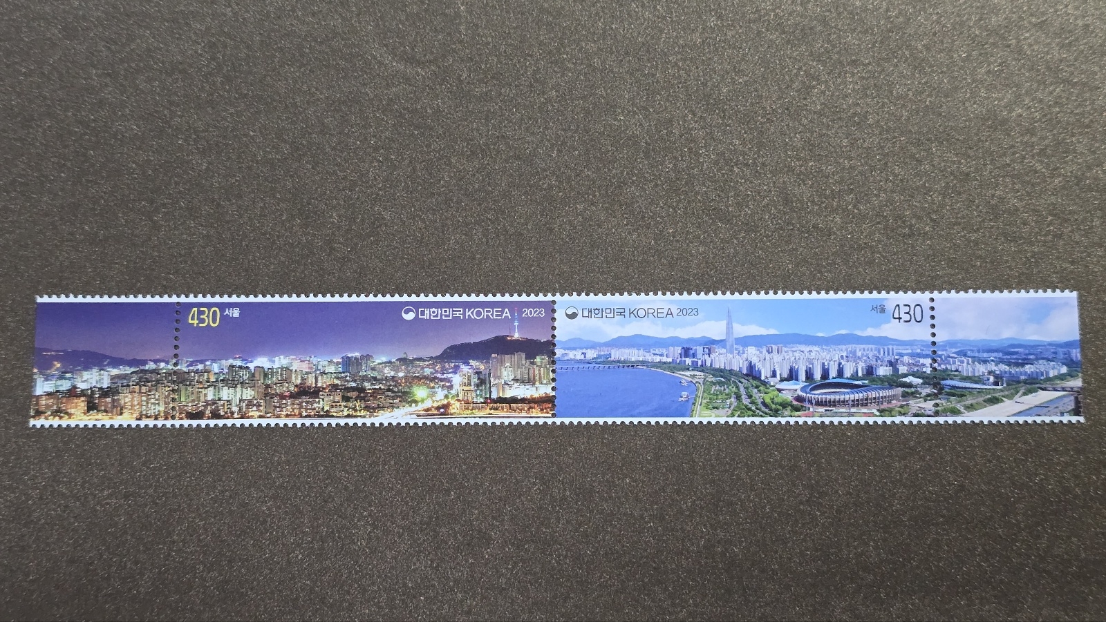김창환 우정사업본부 전문경력관이 두 달 동안 주말을 반납하고 찍은 ‘서울의 낮과 밤’ 사진으로 만들어진 우표(2023년).