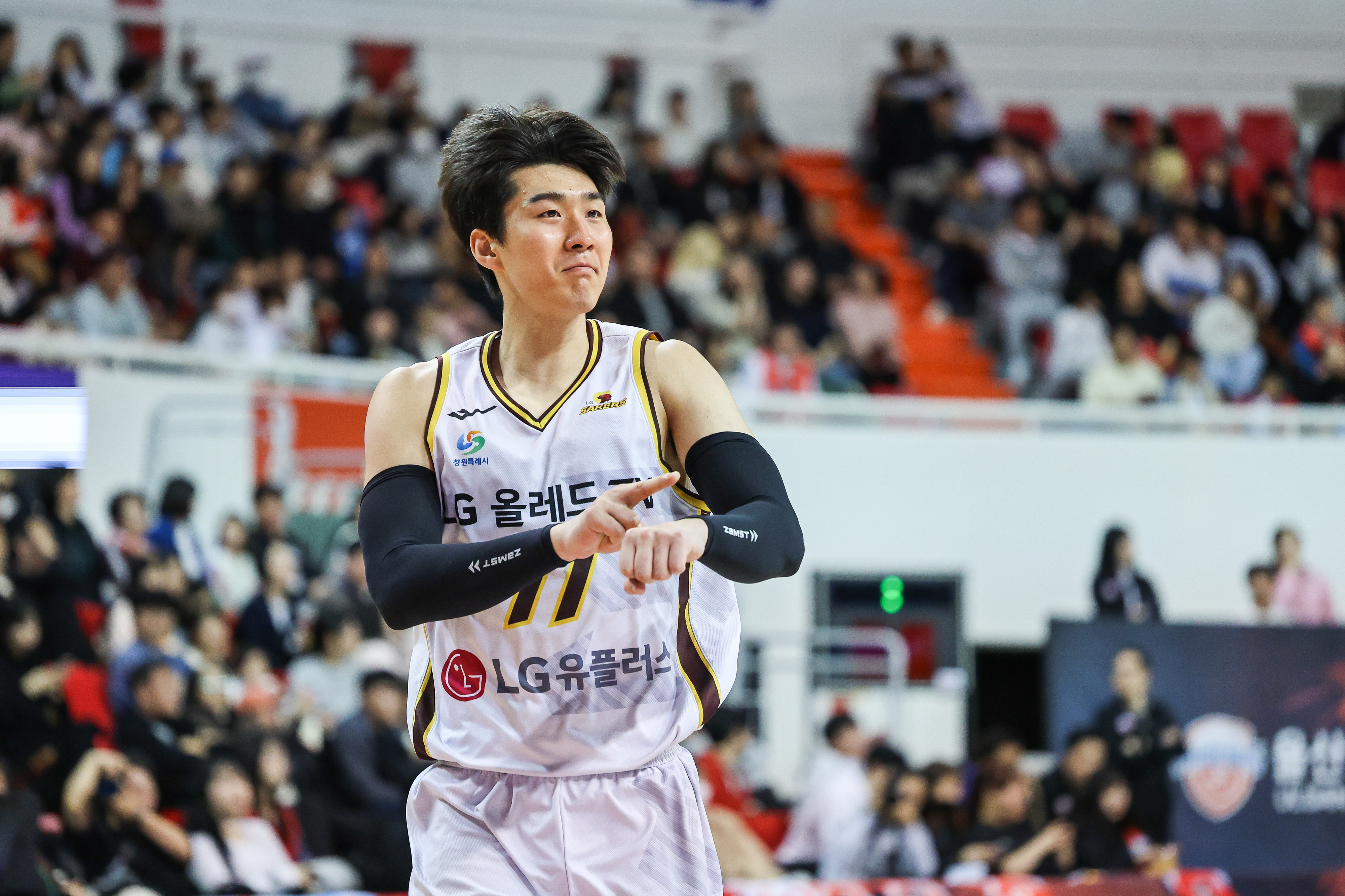 창원 LG 양홍석이 24일 울산 동천체육관에서 열린 2023~24 프로농구 정규시즌 울산 현대모비스와의 경기에서 세리머니하고 있다. KBL 제공