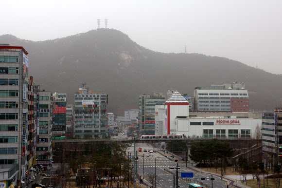 수도권에 황사위기경보가 내린 29일 경기도 의정부시 시내 일대가 뿌옇다. 2024.3.29 연합뉴스