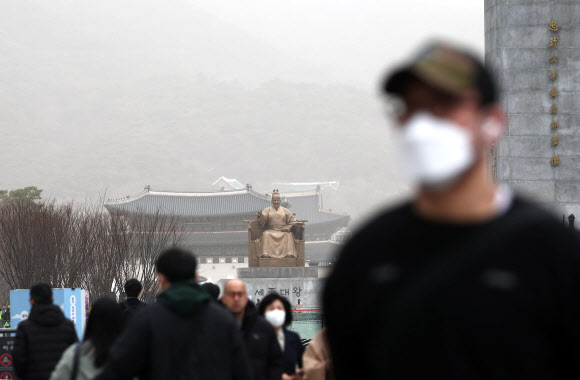 중부지방 미세먼지 농도가 ‘매우 나쁨’ 수준을 보이며 미세먼지 경보가 발령된 29일 오전 서울 광화문광장에서 시민들이 마스크를 쓴 채 걸어가고 있다. 2024.3.29 연합뉴스