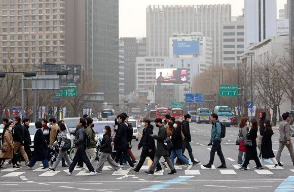 중부지방 미세먼지 농도가 ‘매우 나쁨’ 수준을 보이며 미세먼지 경보가 발령된 29일 오전 서울 광화문광장에서 일부 시민들이 마스크를 쓴 채 걸어가고 있다. 2024.3.29 연합뉴스