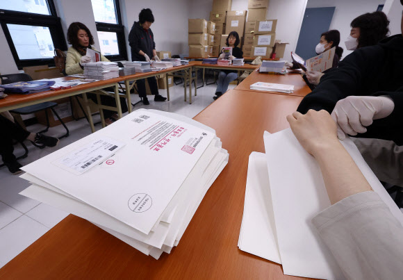 선거공보물 발송 작업하는 선관위