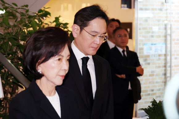 조석래 효성 명예회장 빈소 찾은 이재용 회장과 홍라희 전 관장