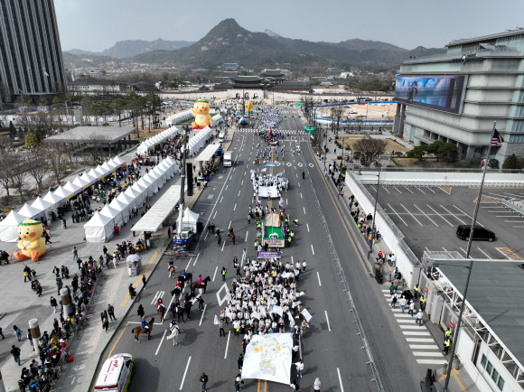 부활절을 하루 앞둔 30일 오후 서울 광화문광장에서 열린 2024 한국교회 부활절 퍼레이드에 참석한 신자들이 행진을 하고 있다. 2024.3.30 연합뉴스