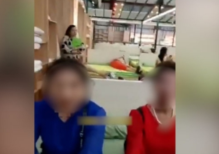 중국에서 쇼핑을 하지 않았다는 이유로 단체 관광객을 매장에 억류했다는 내용의 영상이 소셜미디어(SNS)에 올라왔다. SNS 캡처
