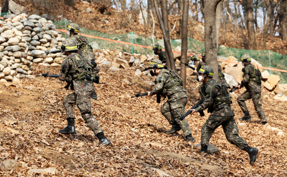 경기도 안산시 육군 제51사단 상록과학화예비군훈련장에서 예비군들이 야지전술훈련을 하고 있다.   연합뉴스