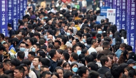 지난해 4월 중국 충칭에서 열린 취업박람회에서 청년들이 일자리를 찾고 있다. 충칭 AFP 연합뉴스