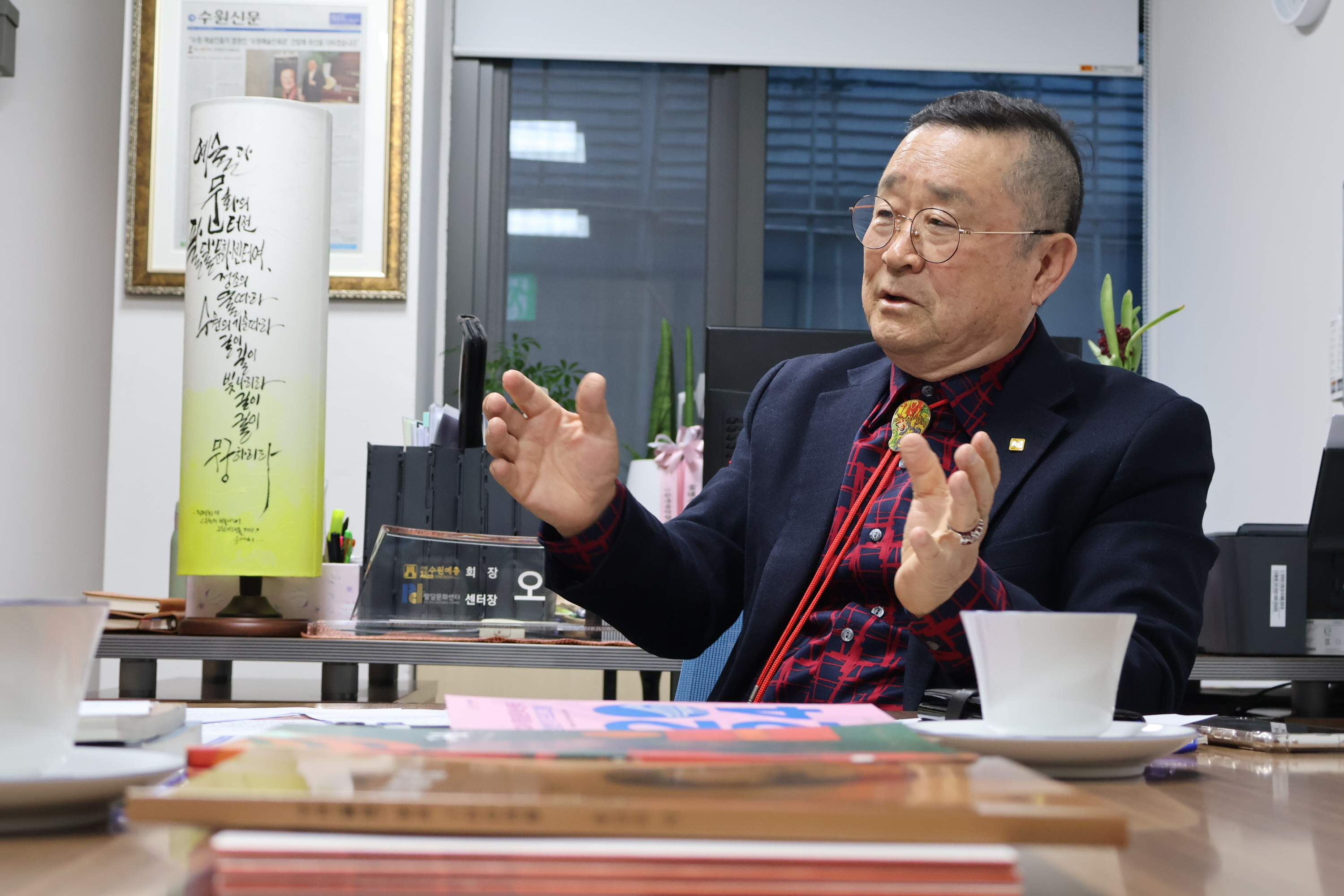 오현규 난파기념사업회 이사장이 수원 매향동 팔달문화센터 사무실에서 홍난파 선생에 대해 이야기하고 있다.  임형주 제공