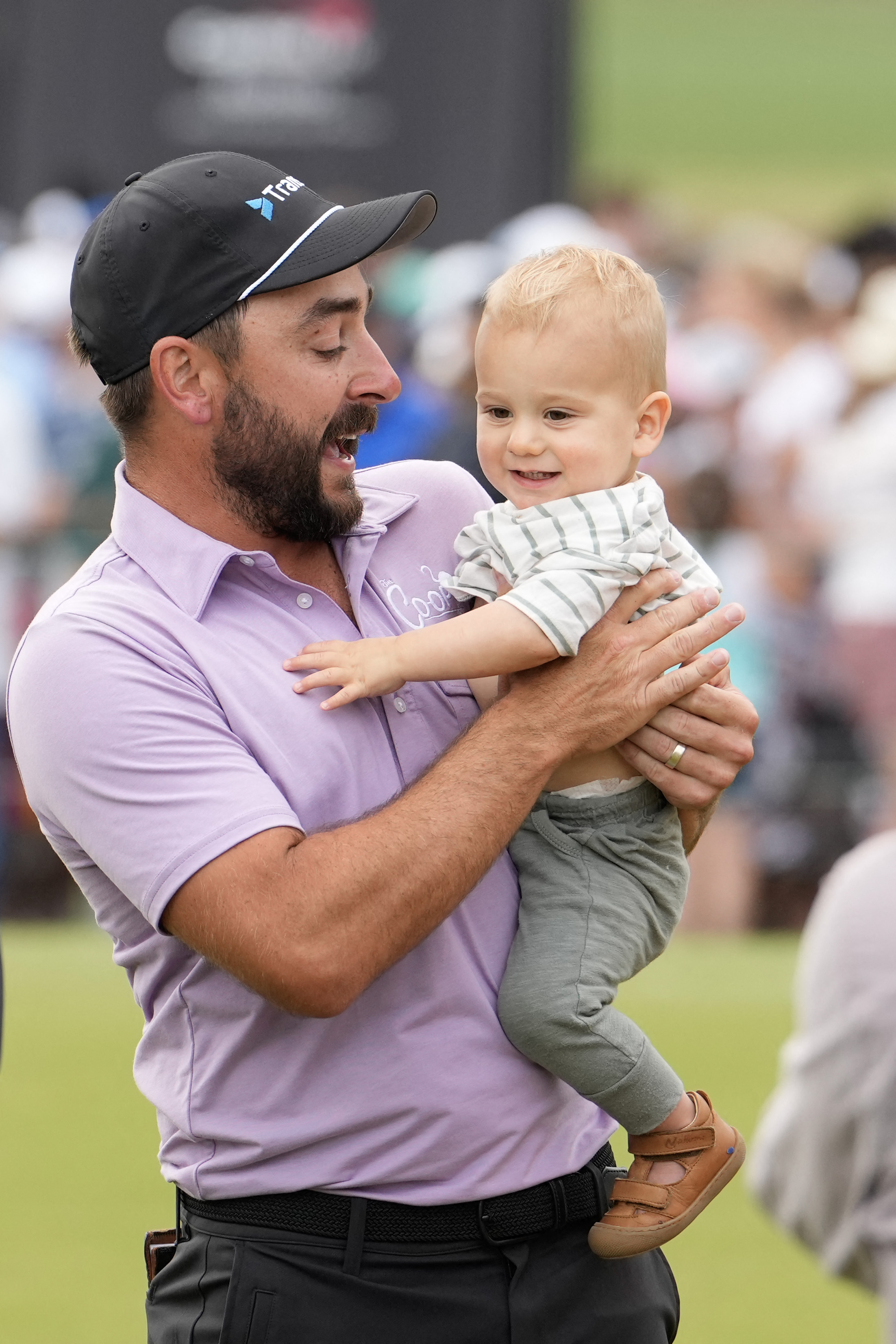 독일 슈테판 예거가 1일 막을 내린 휴스턴 오픈에서 우승하며 PGA 투어 첫 승을 올린 뒤 아기와 함께 기뻐하고 있다. AFP 연합뉴스