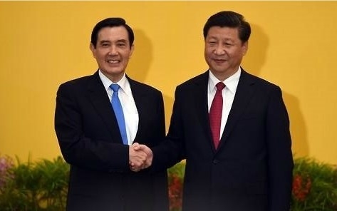2015년 11월 싱가포르에서 첫 정상회담을 가진 마잉주 대만 총통(왼쪽)과 시진핑 중국 국가주석. EPA 연합뉴스