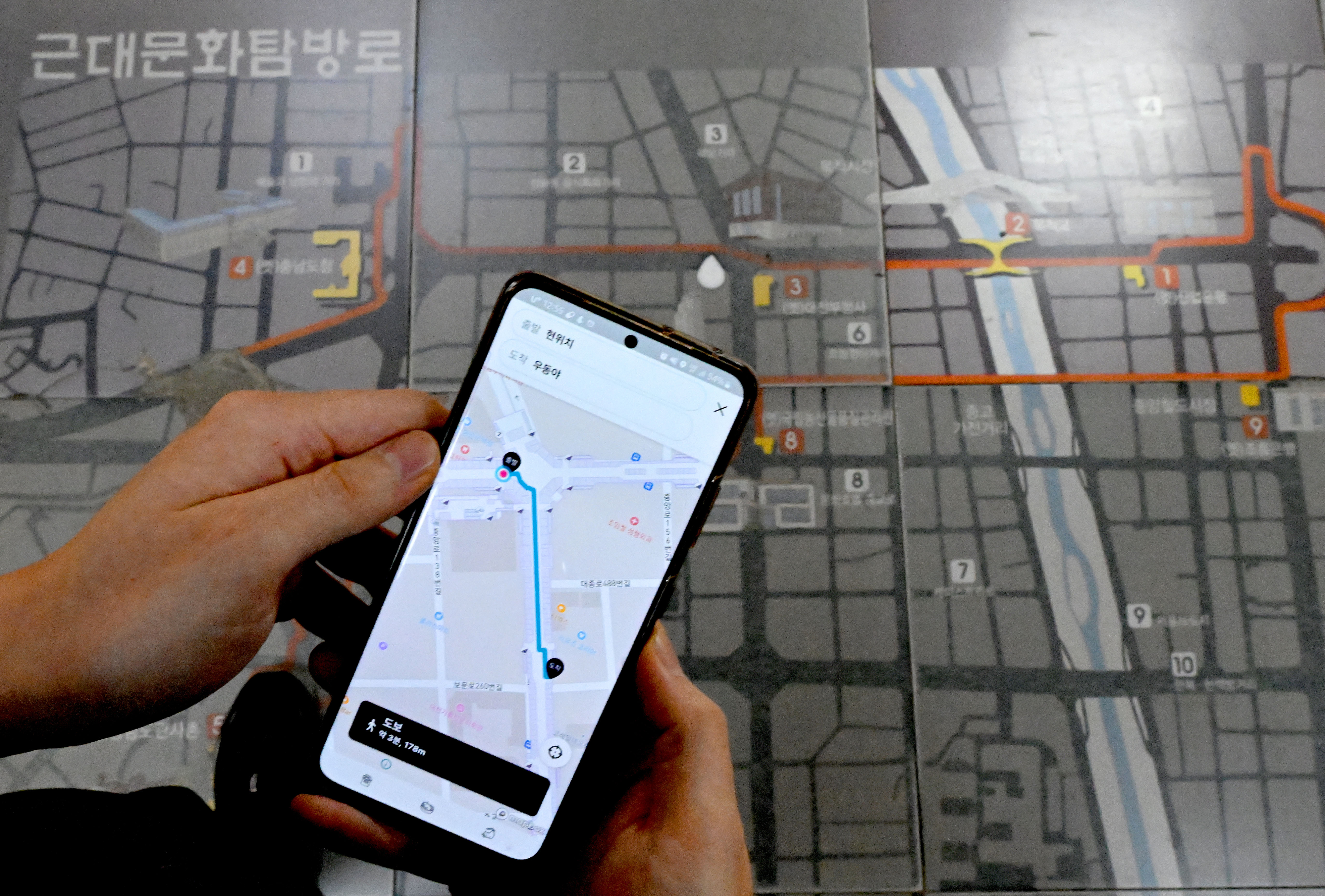 15일 대전시 대전역 지하상가를 찾은 택배기사가 앱을 활용해 배달지를 검색하고 있다. 2024.3.15 박지환 기자