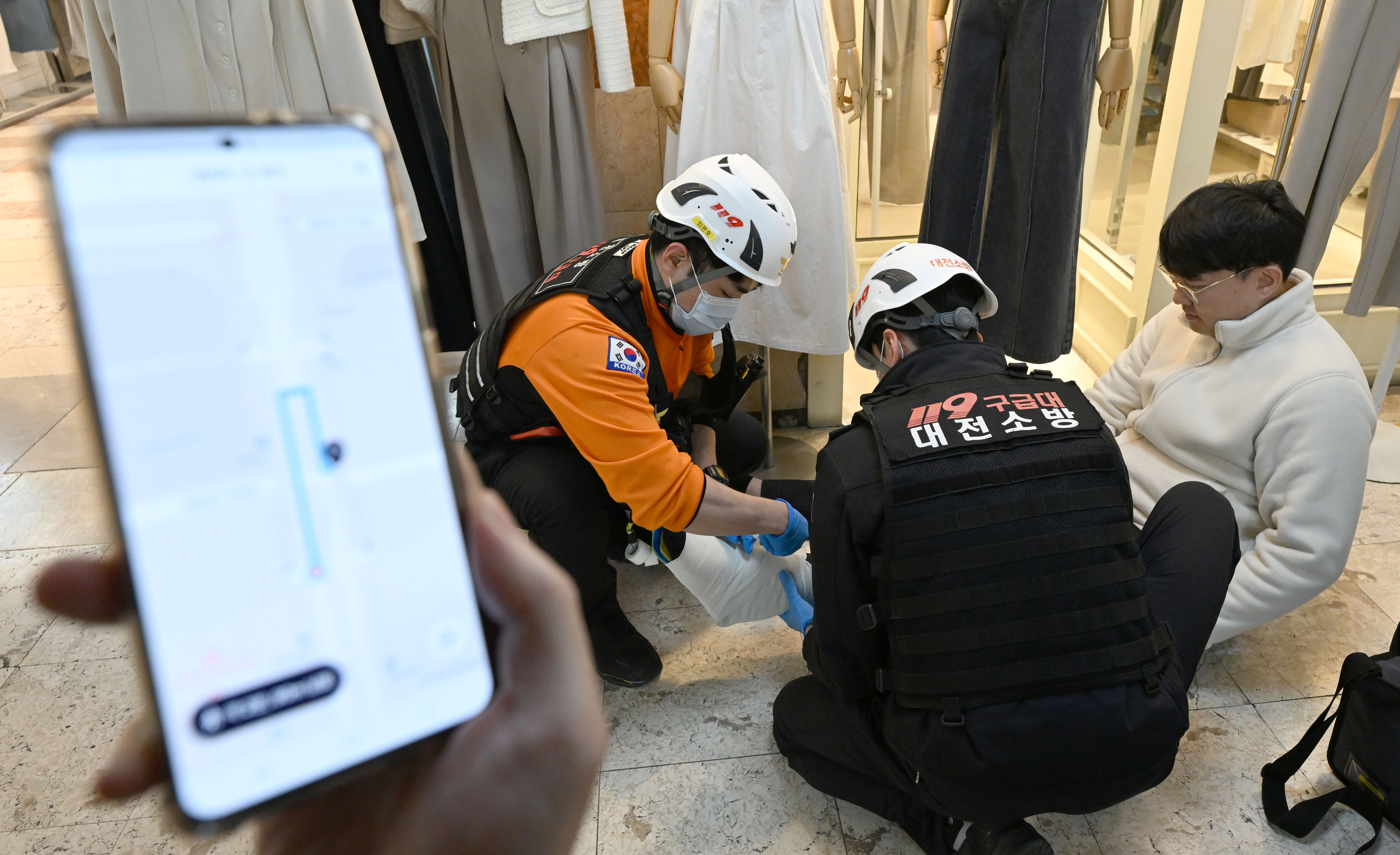15일 응급환자 구조를 위해 대전역 지하상가로 출동한 응급구조대원의 핸드폰에 요구조자의 위치가 정확히 표시된 실내 내비게이션(모델)이 작동되고 있다.  2024.3.15 박지환 기자