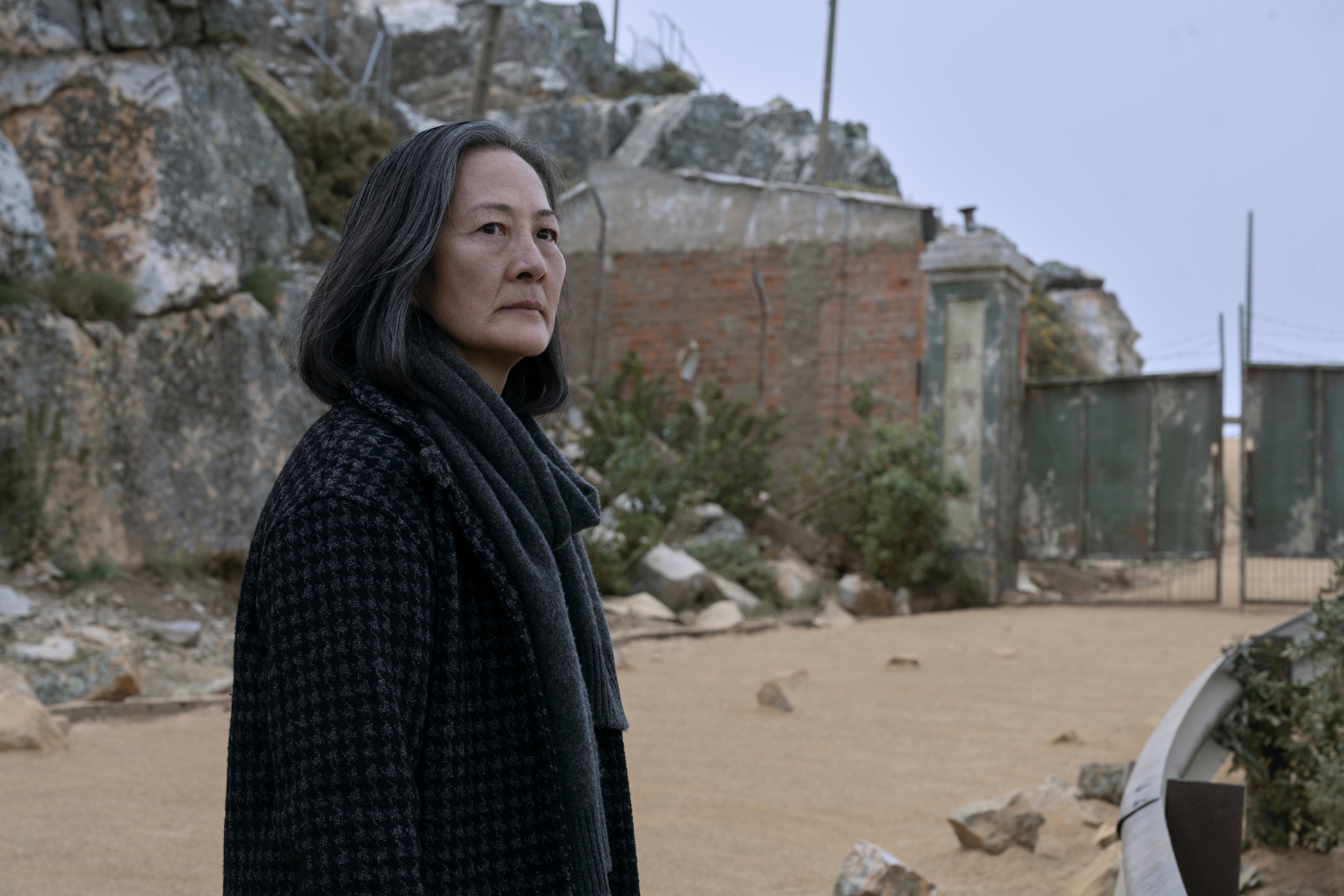 넷플릭스 시리즈 ‘삼체’에서 노년의 예원제(로잘린드 차오)가 드라마 속 중국 전파천문대 연구소 앞에 서 있다.  넷플릭스 제공