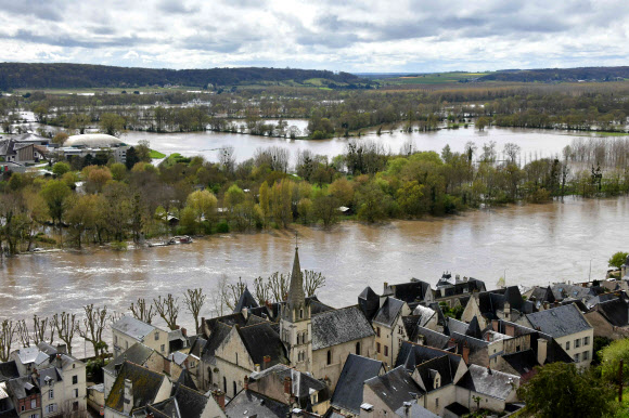 지난달 31일(현지시간) 프랑스 서부 시농의 비엔강이 홍수로 범람해 거리가 물에 잠겨 있다. AFP 연합뉴스