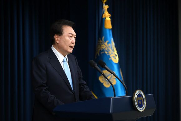 윤석열 대통령이 1일 서울 용산 대통령실 청사에서 의료 개혁 관련 ‘국민께 드리는 말씀’을 하고 있다. 2024.4.1  대통령실 제공