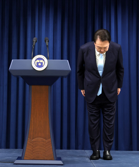 윤석열 대통령이 1일 서울 용산 대통령실 청사에서 의료개혁 관련 ‘국민께 드리는 말씀’을 위해 브리핑실에 입장해 인사하고 있다. 2024.4.1  대통령실 제공