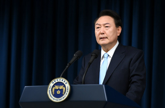 윤석열 대통령이 1일 서울 용산 대통령실 청사에서 의료개혁 관련 ‘국민께 드리는 말씀’을 하고 있다. 2024.4.1  대통령실 제공