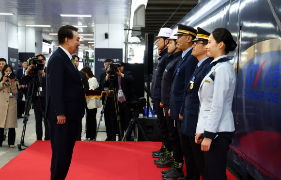 윤석열 대통령, KTX-청룡 출무신고식