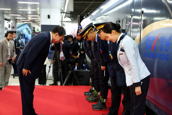 ‘KTX-청룡’ 명명식, 승무원과 인사하는 윤석열 대통령