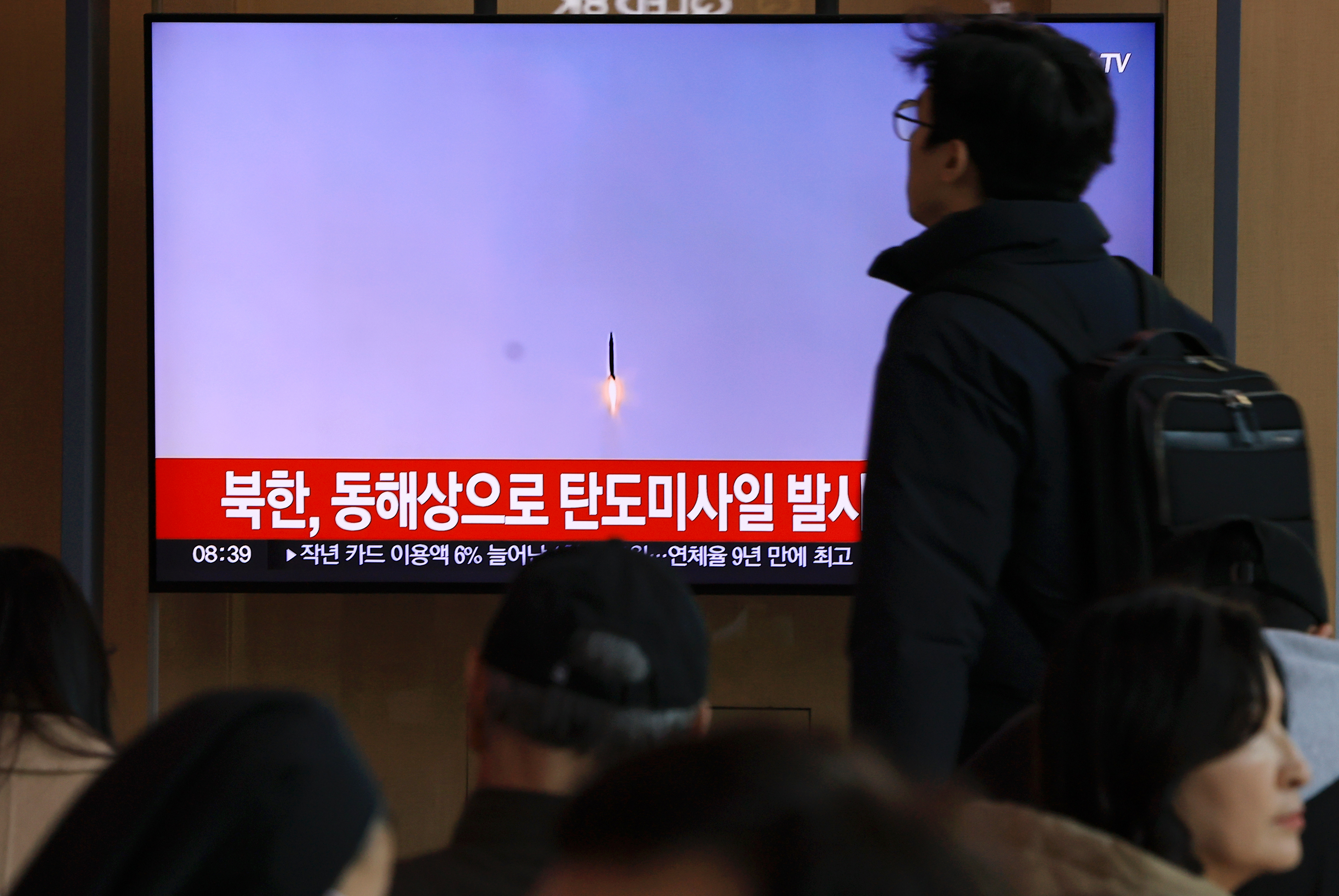 북한이 동해상으로 탄도미사일을 발사한 지난달 18일 서울역 대기실에서 시민들이 관련 보도를 보고 있다. 연합뉴스
