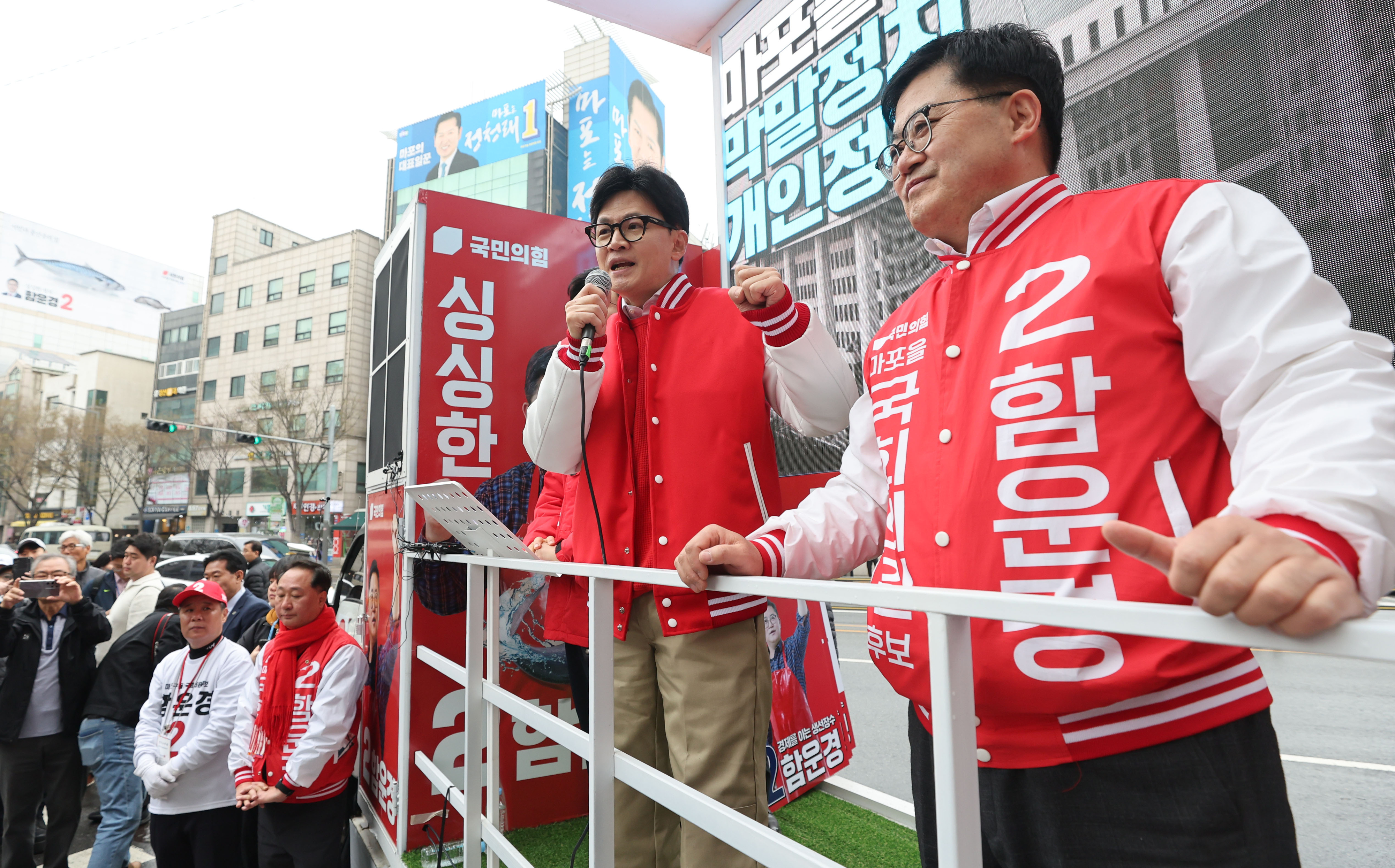 한동훈 국민의힘 비상대책위원장이 28일 오전 서울 마포구 망원역에서 열린 제22대 총선 유세현장에서 함운경 마포을 후보의 지지를 호소하고 있다. 2024.3.28 안주영 전문기자