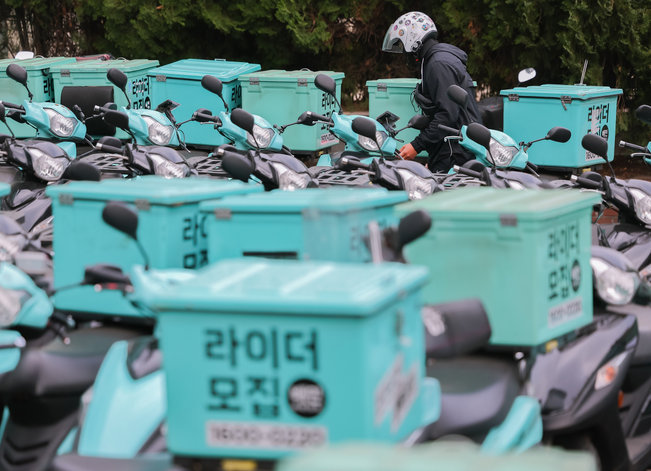 서울 시내의 한 배민라이더스 센터 앞에 배달용 오토바이가 세워져 있다. 연합뉴스