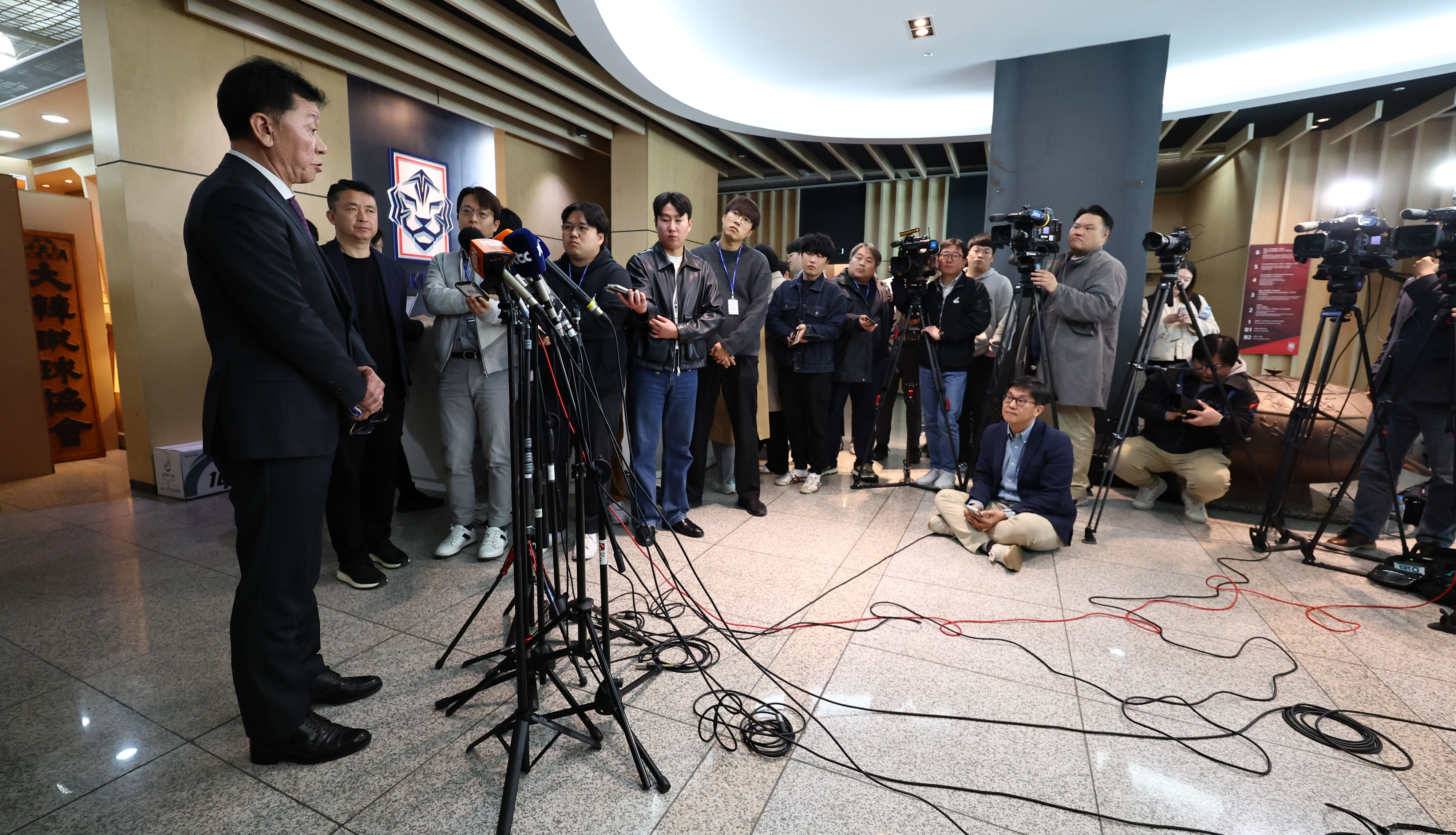 정해성 축구국가대표 전력강화위원장이 2일 서울 종로구 대한축구협회에서 제5차 전력강화위원회 회의 결과를 브리핑하고 있다.  연합뉴스