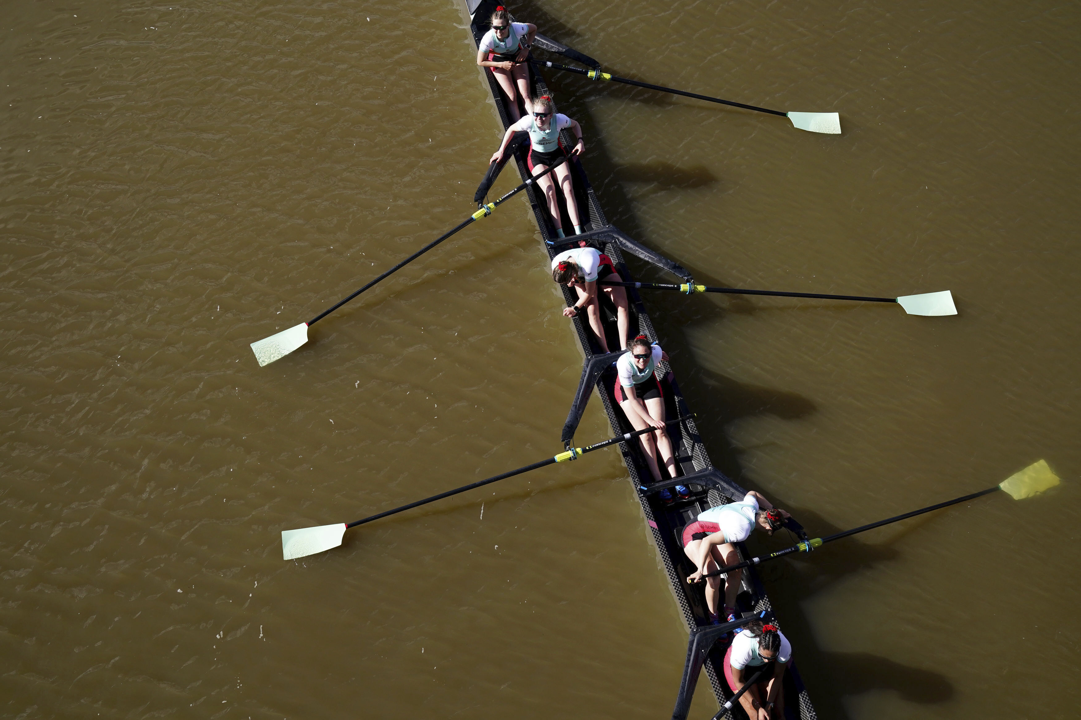 30일(현지시간) 영국 런던 템스강에서 여성 조정 팀이 물살을 가르고 있다. AP 연합뉴스