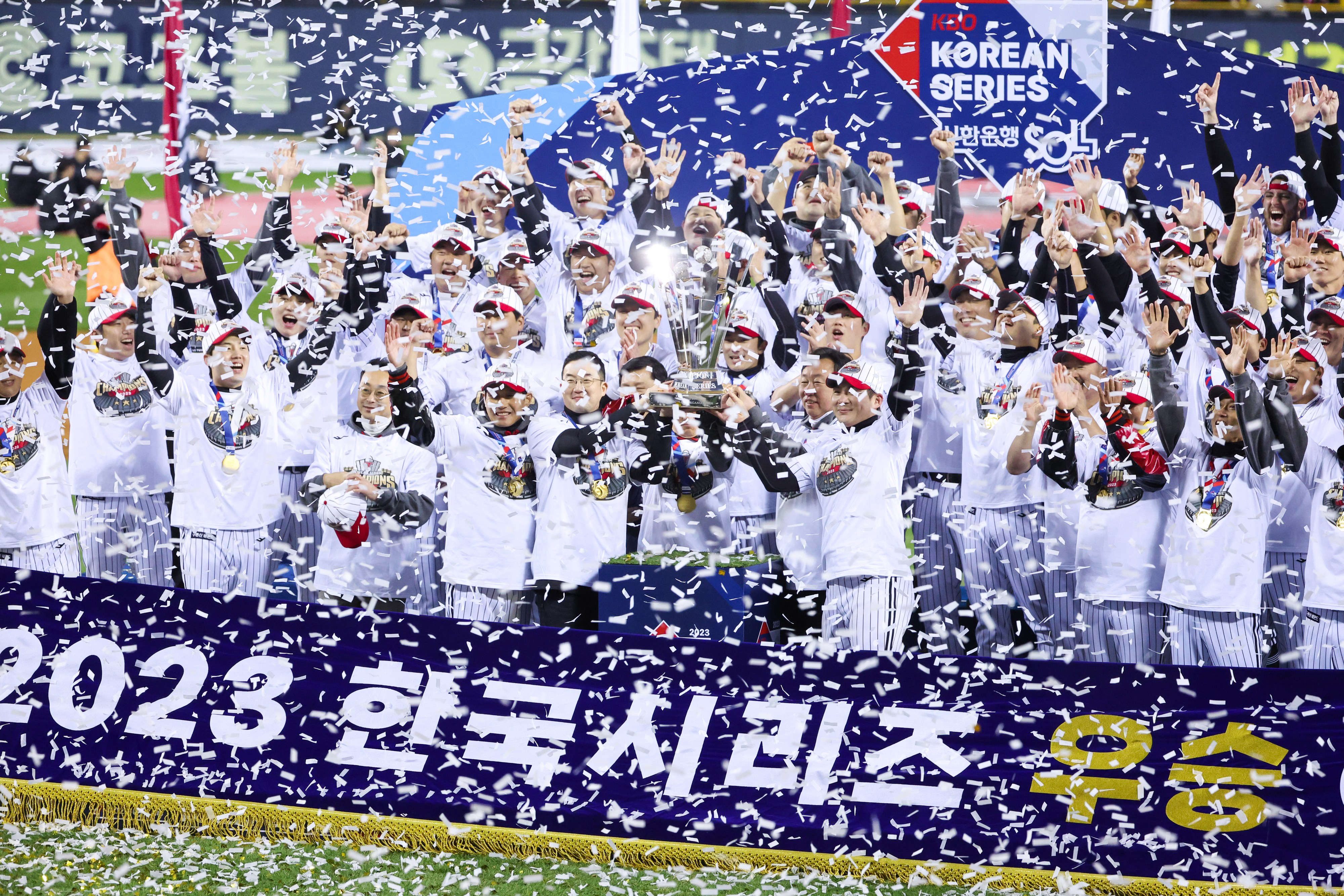 13일 서울 잠실야구장에서 열린 2023 KBO 한국시리즈 5차전 kt wiz와 LG 트윈스의 경기.  kt에 6-2로 승리하며 29년 만에 한국시리즈 우승을 확정한 LG 선수들이 트로피를 들어올리고 있다. 연합뉴스