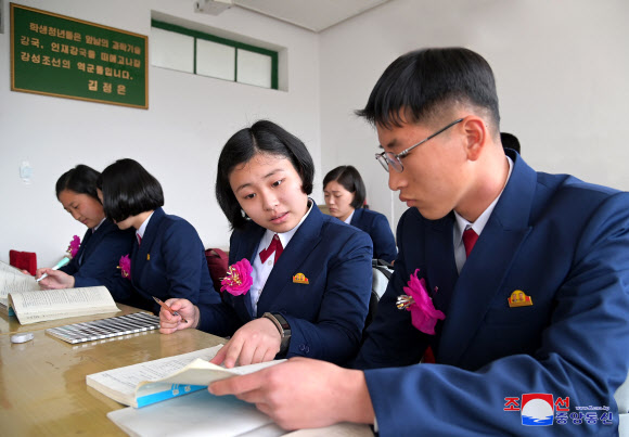 북한 각지 대학?학교서 새 학년도 개학모임