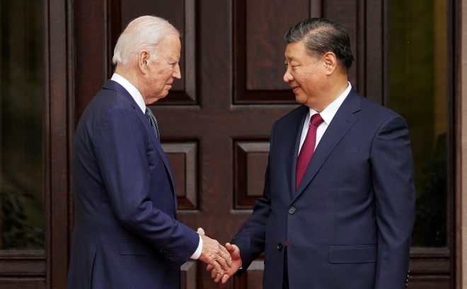 조 바이든 미국 대통령(왼쪽)과 시진핑 중국 국가주석이 지난해 11월 15일(현지시간) 미국 샌프란시스코 인근 우드사이드에 있는 파일롤리 에스테이트에서 악수하고 있다. 2023.11.16 연합뉴스