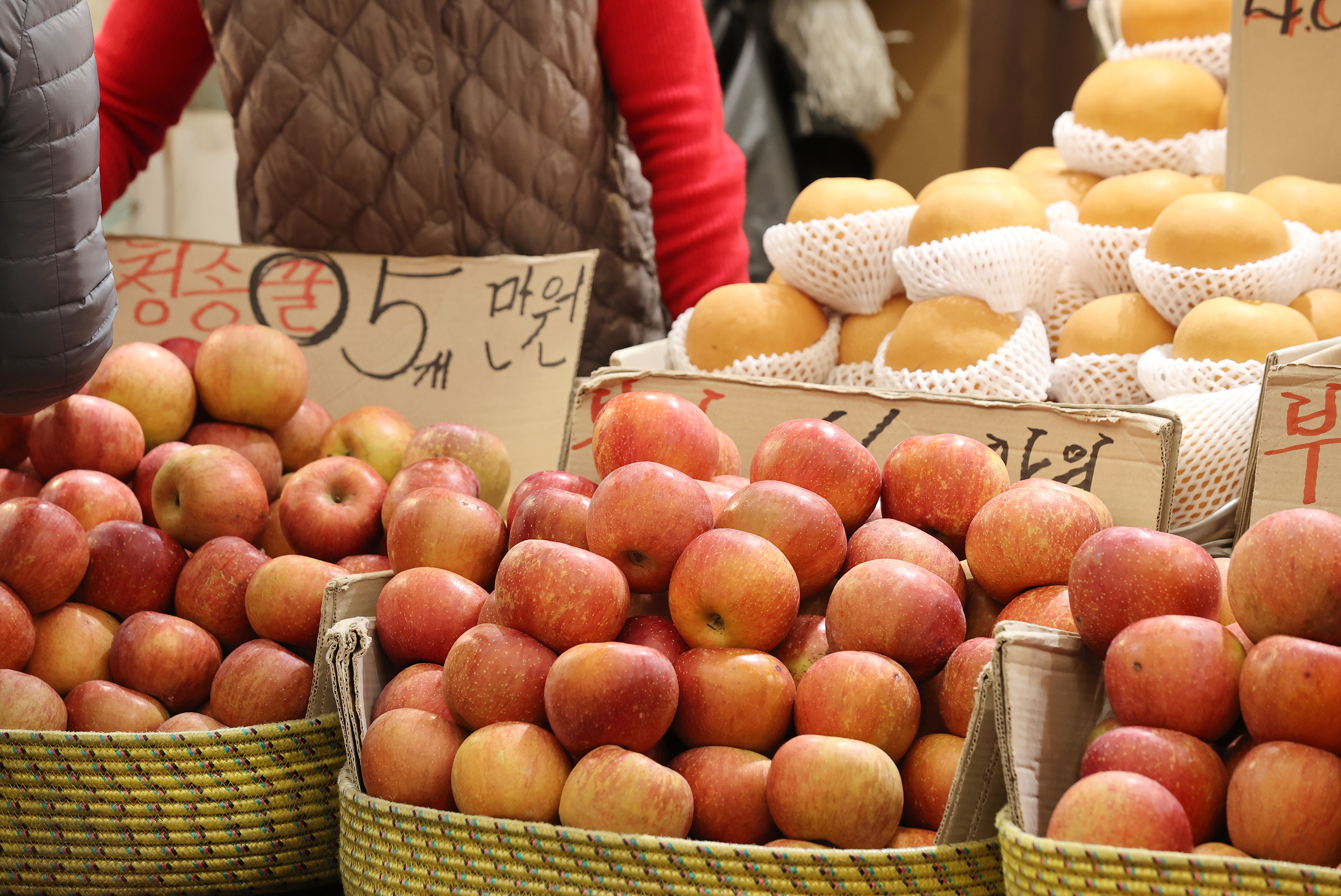 통계청이 ‘3월 소비자물가동향’을 발표한 2일 서울의 한 전통시장에 사과가 진열돼 있다. 지난달 사과 물가가 지난해 같은 달보다 88.2%, 배는 87.8%가 올라 관련 통계 집계를 시작한 이후 가장 높은 상승률을 기록했다. 연합뉴스