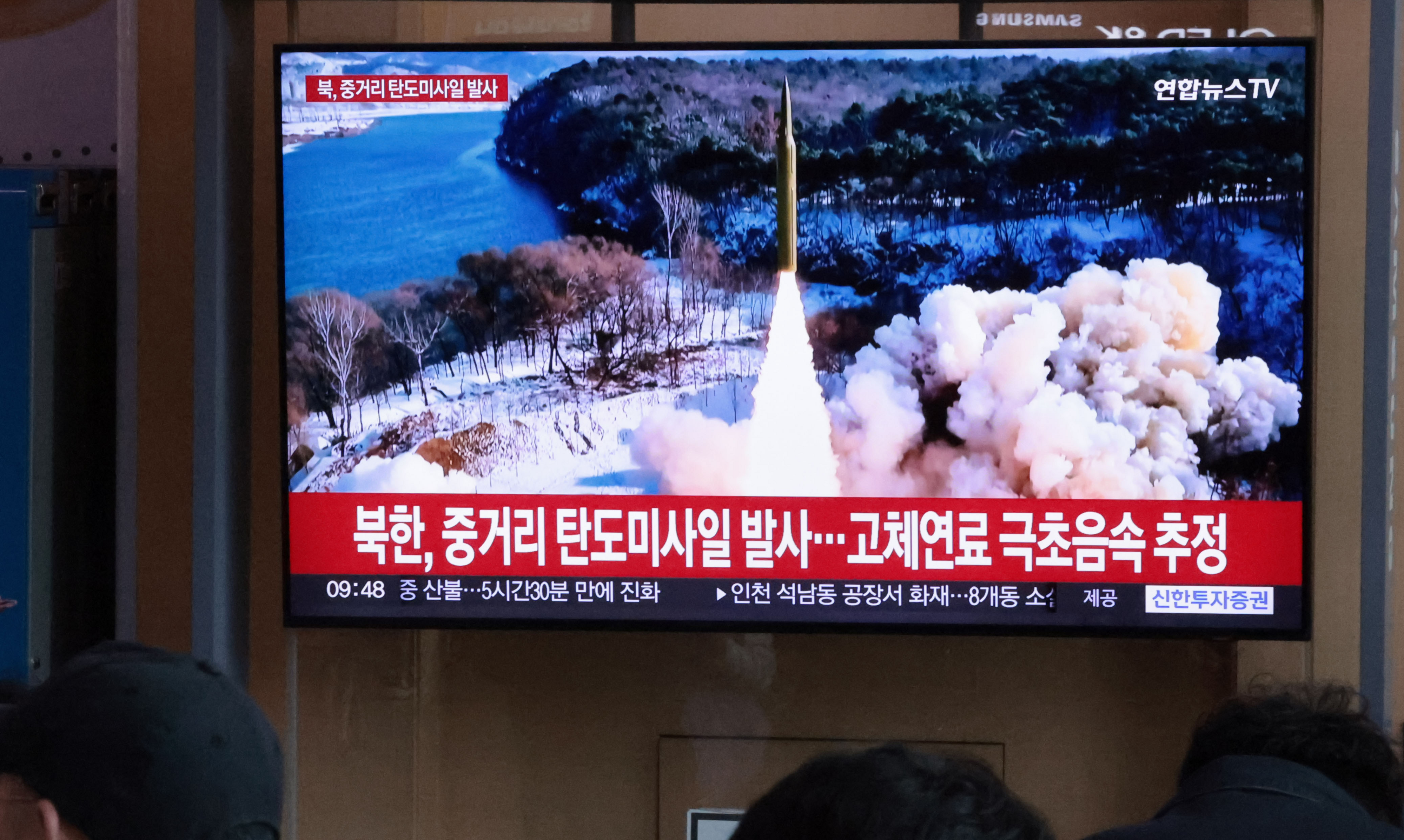 북한, 동해상으로 중거리급 탄도미사일 발사