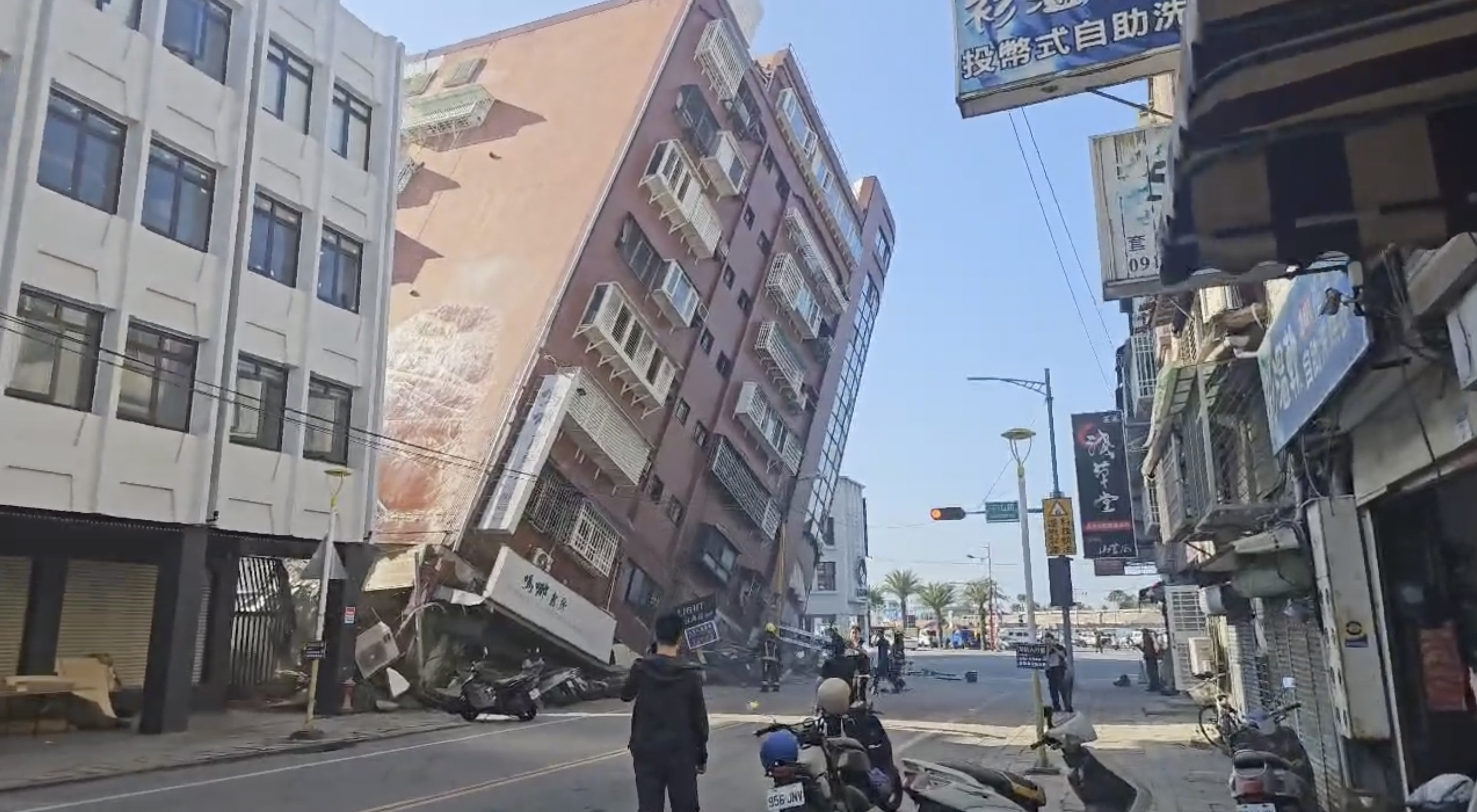 3일(현지시간) 규모 7 이상 강진 여파로 붕괴된 대만 동부 화롄시의 한 건물. 2024.4.3 대만 TVBS/AP 연합뉴스