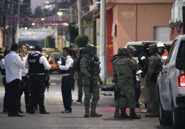 1일(현지시간) 멕시코 과나후아토주 산미겔옥토판에서 경찰과 군인이 시장 후보 살인사건 수사를 진행 중이다. EPA 연합뉴스