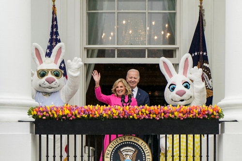 조 바이든 미국 대통령이 1일 백악관에서 질 바이든 여사와 함께 부활절을 맞아 달걀찾기 행사에 참여하고 있다. 워싱턴DC 로이터 연합뉴스