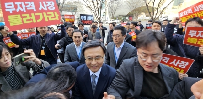 김백 YTN 사장(가운데)이 1일 오전 사장 취임에 반대하는 YTN노조 조합원들의 반대를 뚫고 출근하고 있다. 전국언론노조 YTN지부 제공